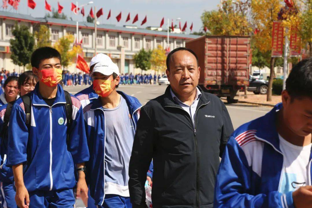 西吉中学师生徒步24公里!去了这里!