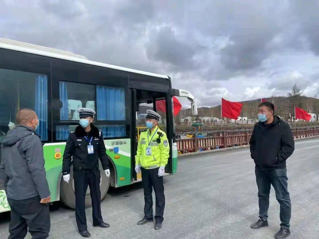 国庆节期间,兴安盟阿尔山市公安局交巡警大队民警在景区执勤,为游客