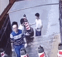 每日有趣gif图片沙地太烫脚了