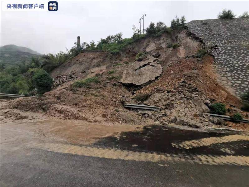 持续降雨致山西多段高速公路出现边坡塌方 当地实施交通管制