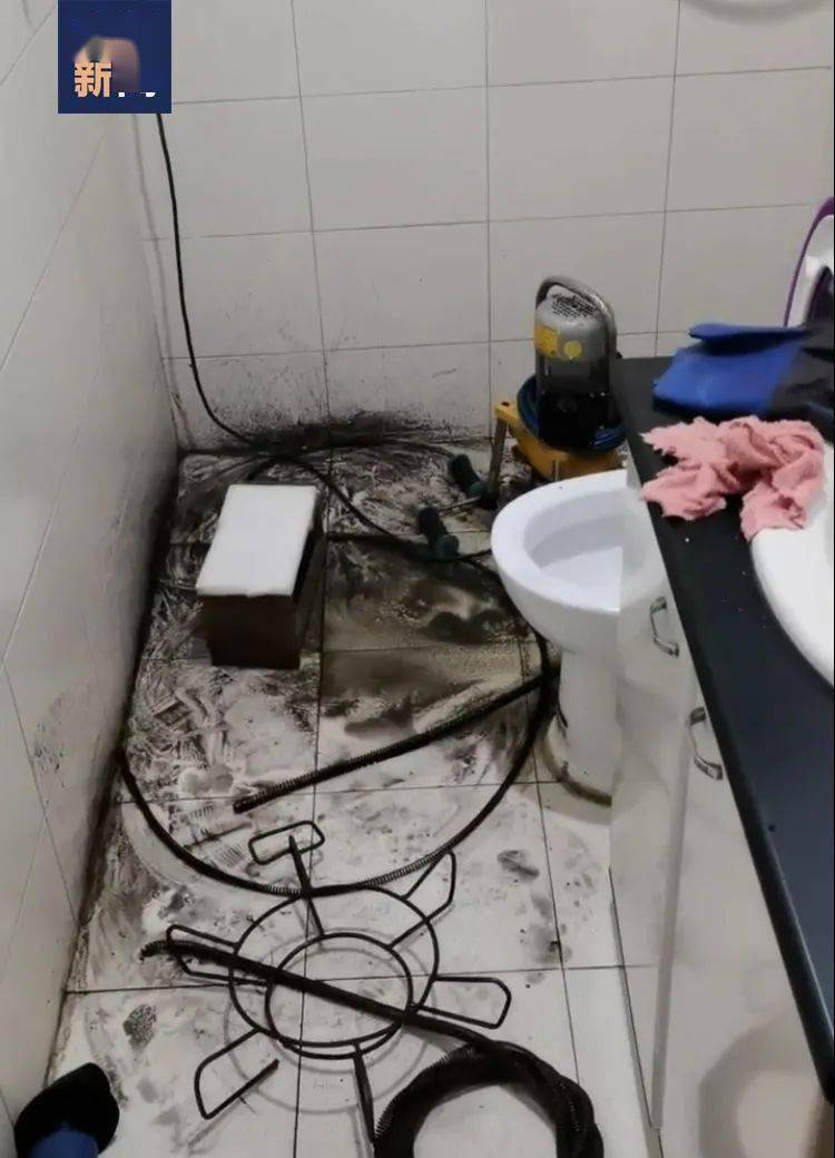 深夜上门疏通下水道,小哥看到这一幕当即表示:不要钱
