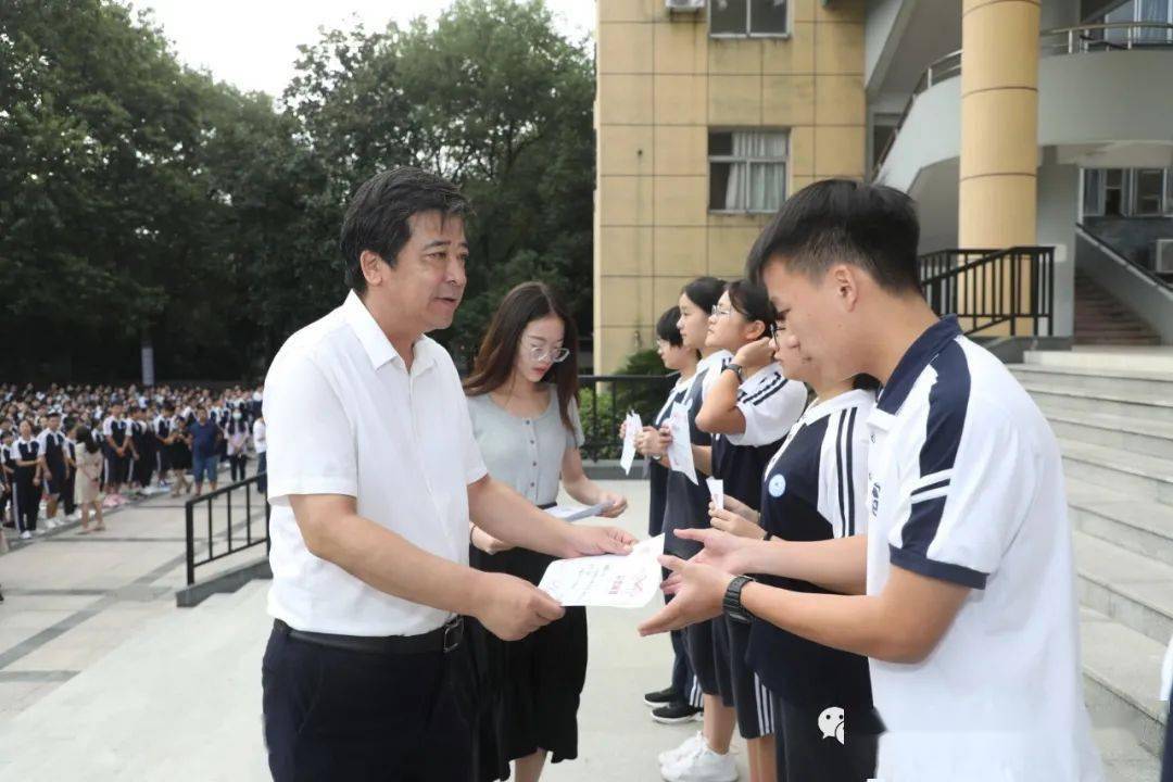 衢州二中党委书记潘志强,党委副书记,校长翁胜华,党委副书记王飞分别