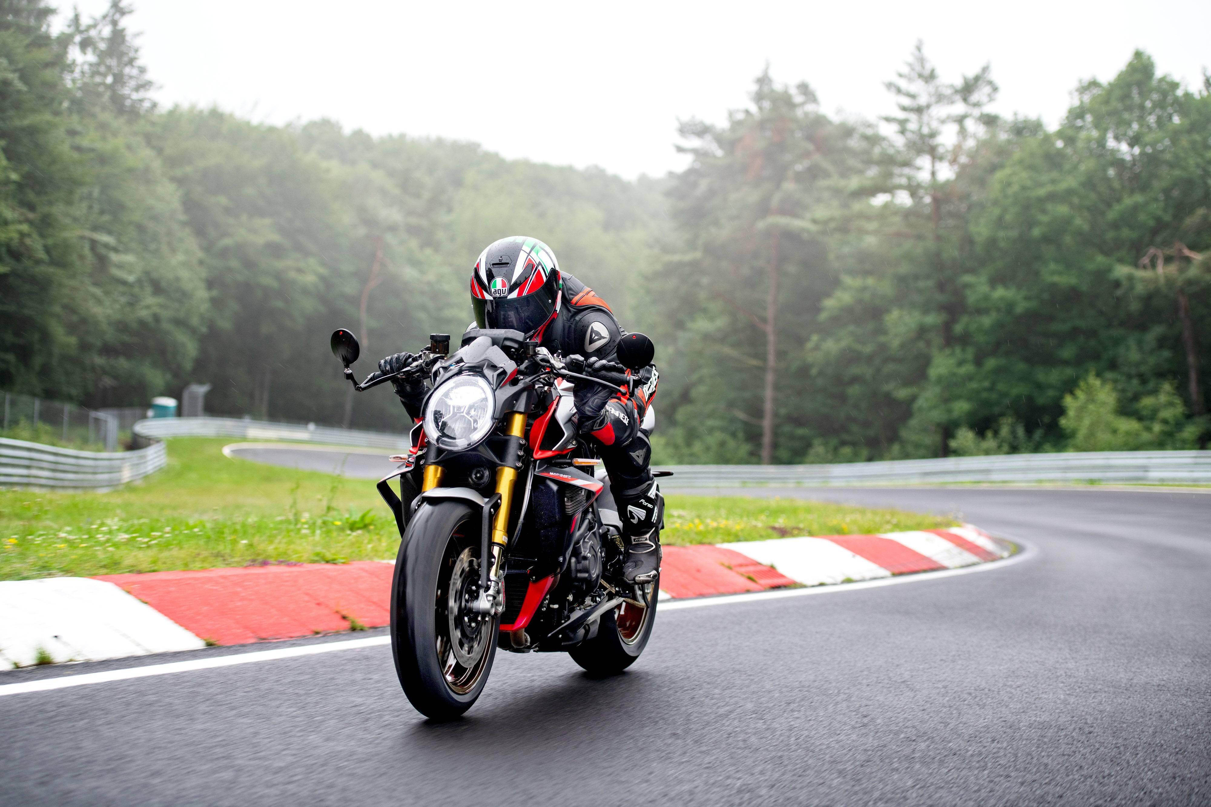 mv 奥古斯塔 brutale 1000 纽博格林版 户外特写