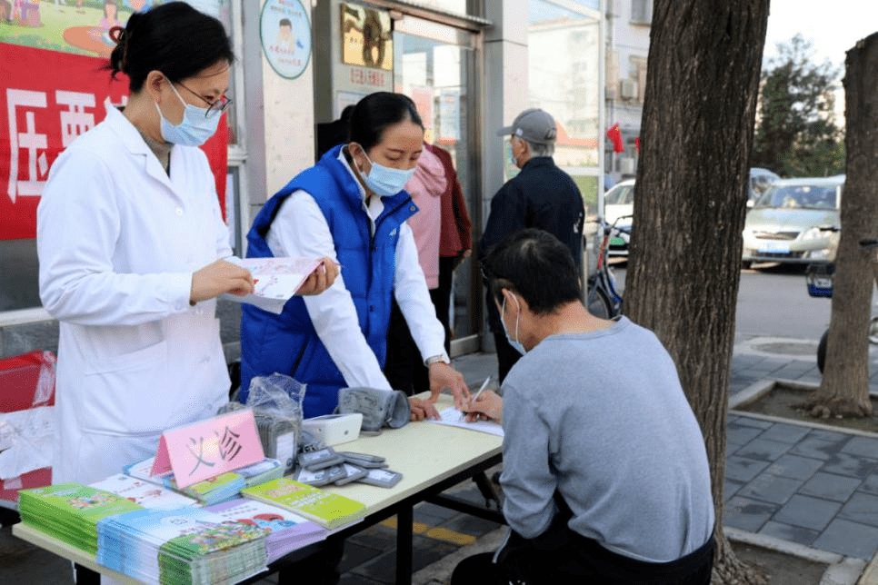 城区社区卫生服务中心开展高血压日宣传活动