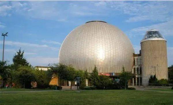 这就是于2000年2月开幕的罗斯地球和空间中心,原身是海登天文馆