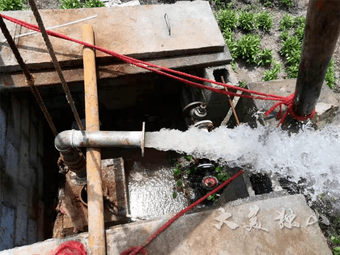 新水泵抽取的地下水喷涌而出