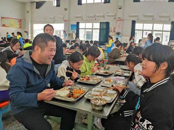 濉溪县韩村中心学校:温暖陪餐,让学生吃上"放心饭"