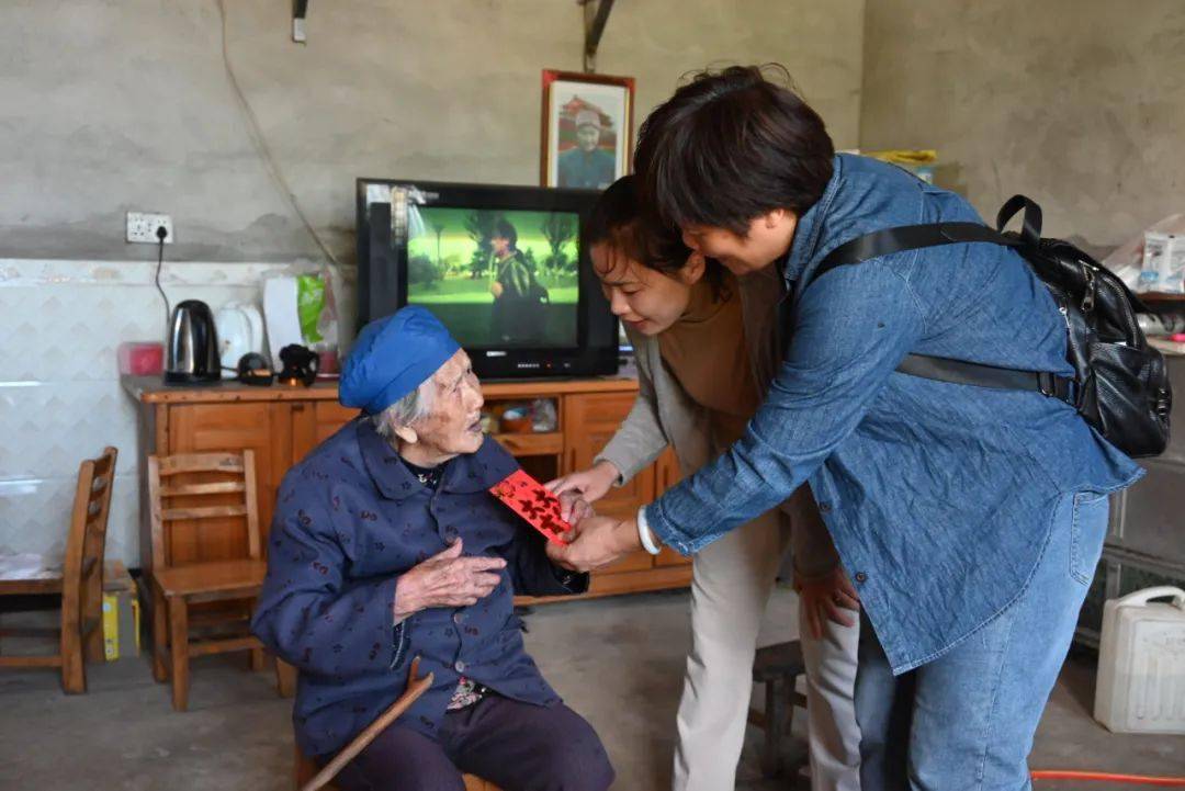 慰问百岁老人传递浓浓温情