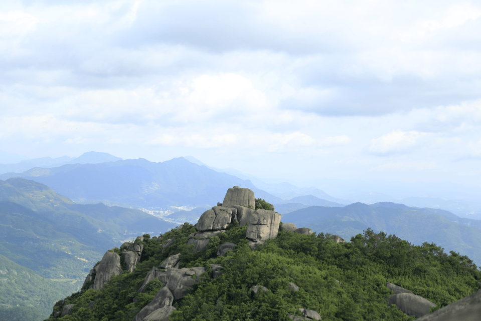 覆釜山水奇秀,溪流弯曲,风景绝佳.