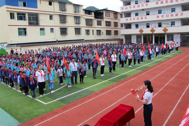 活动中,中和小学少先队员代表从自身角度讲述脱贫攻坚以来家乡取得的