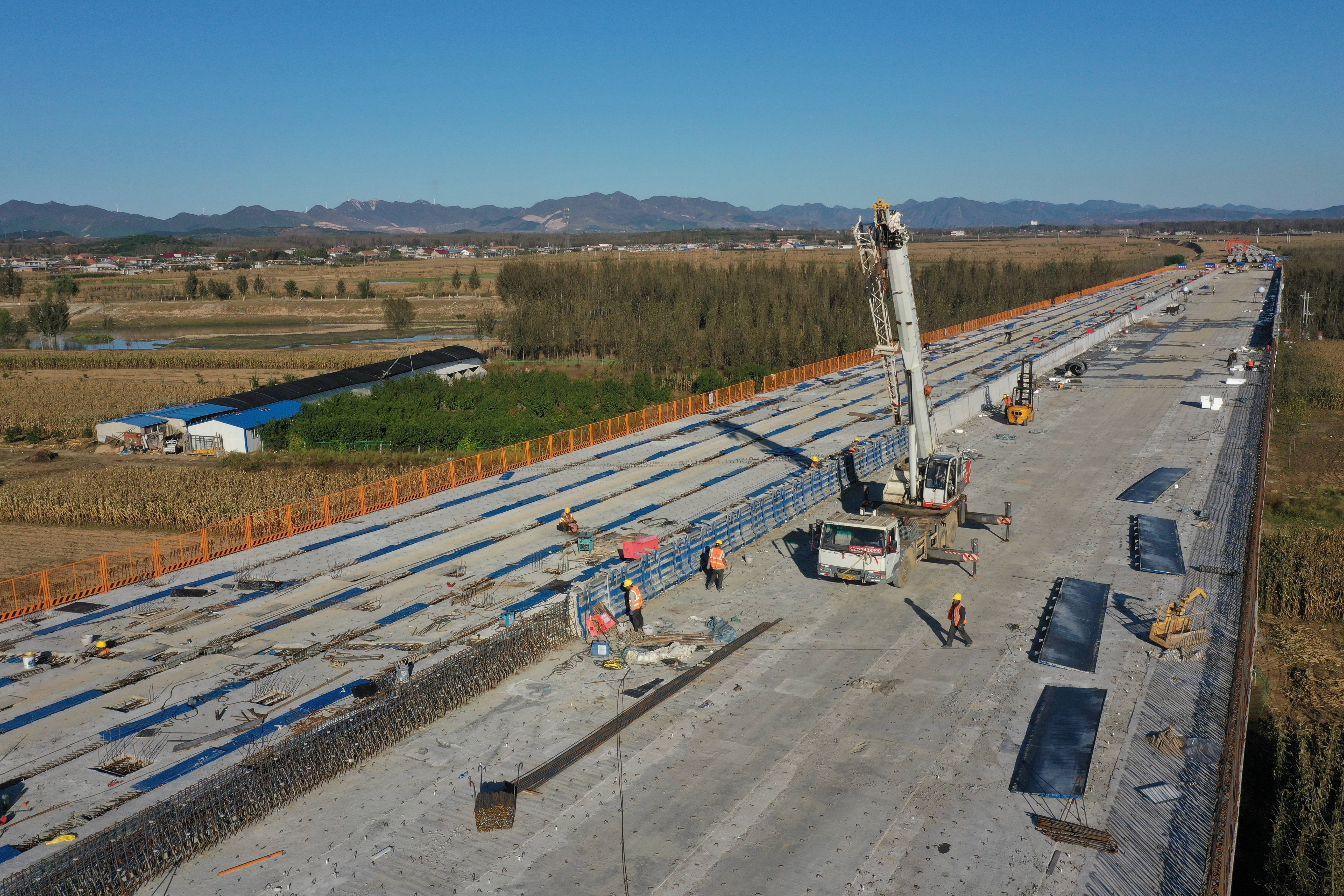 京秦高速遵秦段加紧施工建设_高速公路