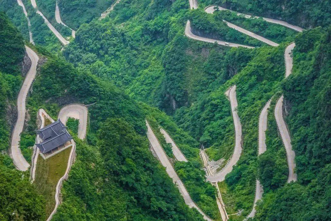 张家界天门山盘山公路02挂壁公路建立在悬崖峭壁上,它被称为"世界最险