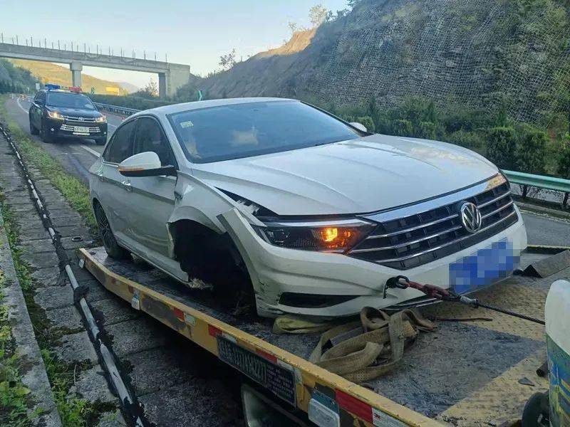 民警到达现场,看见一辆白色轿车 斜跨在高速公路花池旁,车头右侧损毁