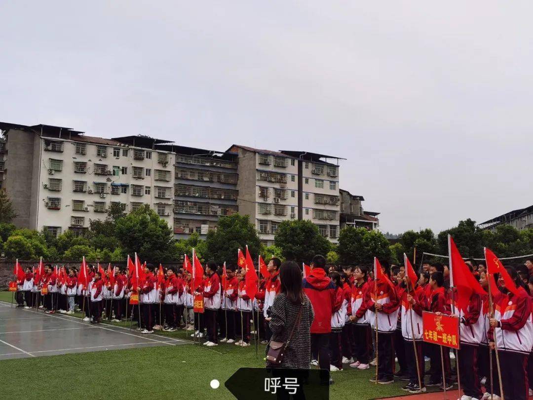 琼江小学 新生小学 少先队员们无比幸福和自豪的眼神告诉我们 他们定