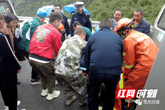 龙山:雨天两车相撞 消防员紧急救援被困驾驶员_湘西