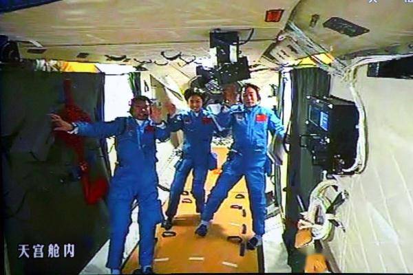 2012年6月18日,航天员景海鹏,刘旺,刘洋在天宫一号实验舱内.