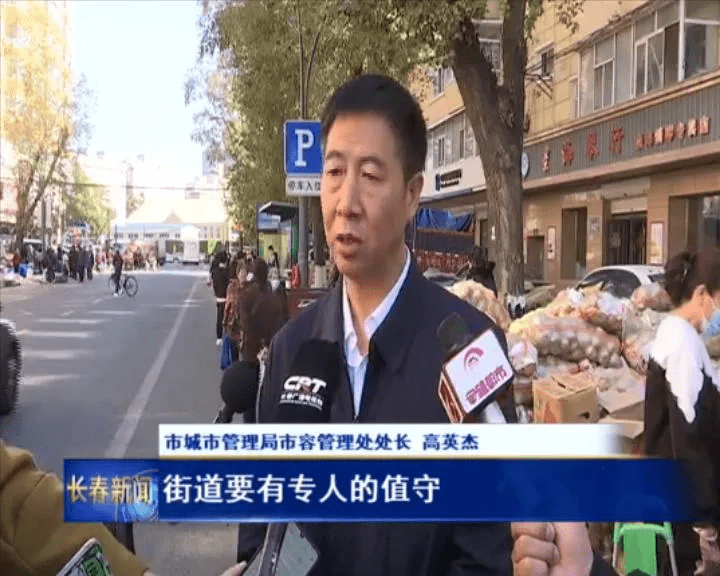 东岭南街与同华路交会处的秋菜销售点,紧挨居民小区,100多米长的道路
