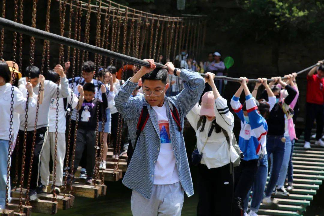 万人奔赴龙潭大峡谷,掀起金秋旅游新高潮!