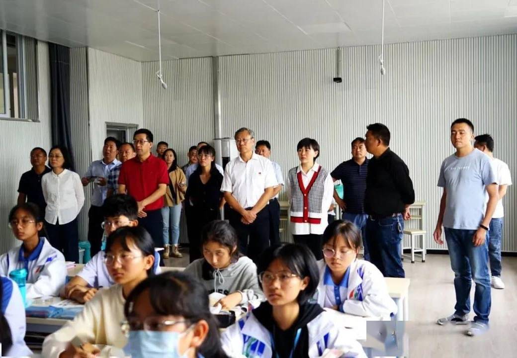 安春元一行在昌宁一中进行调研(央广网发 西南大学附中供图)随后