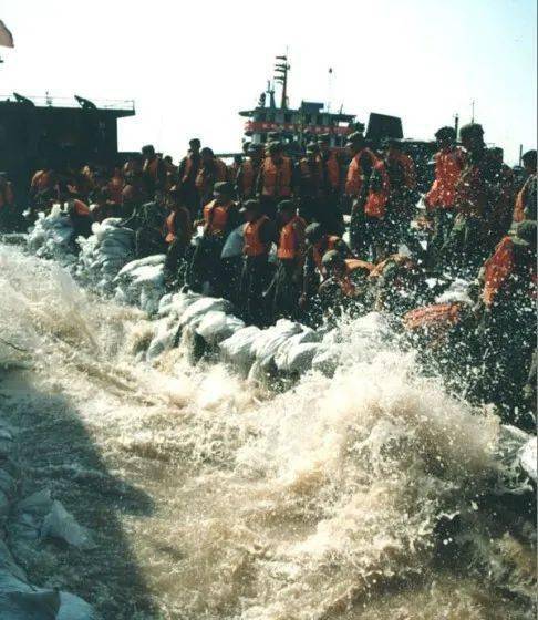 军民干群团结一心,在中华大地谱写了一出威武雄壮的抗洪壮歌