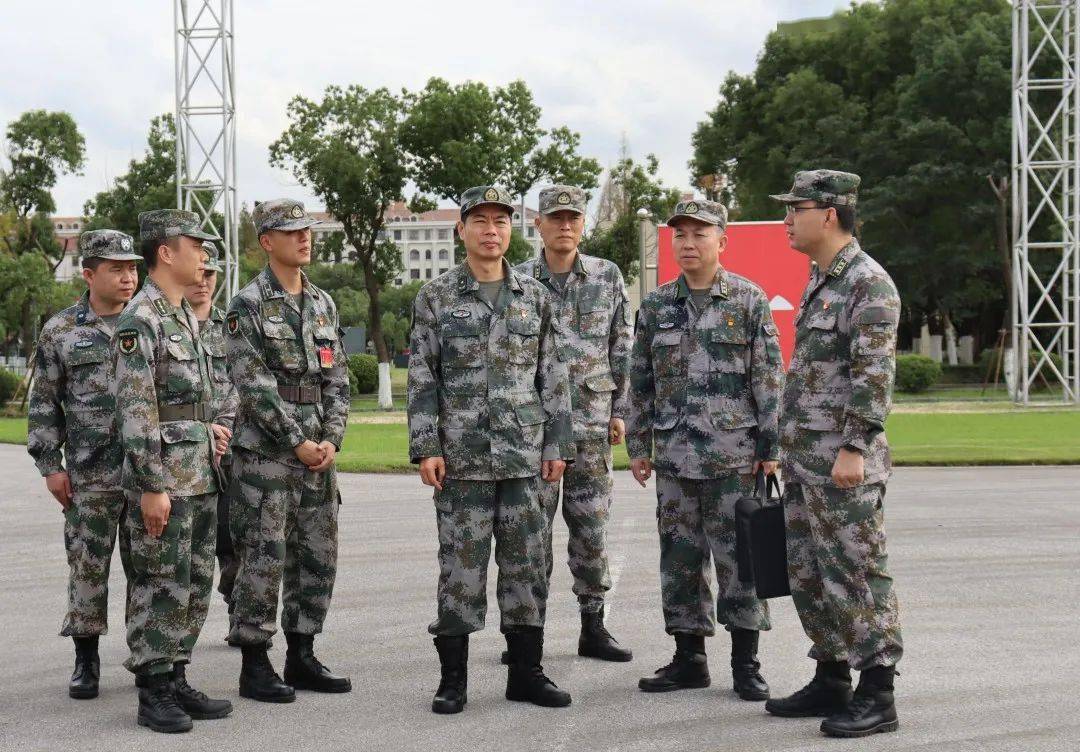 上海警备区徐国安副司令员看望慰问入伍新兵