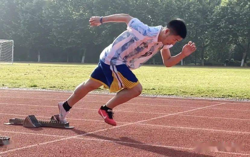 文秘212班的傅珺来同学 "体育生的单膝只跪跑道和最爱的人"  200m400