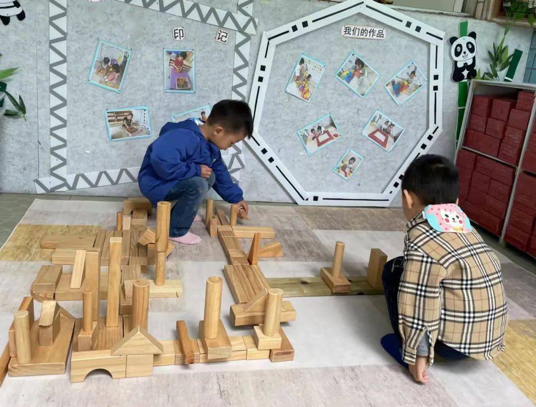 通过建构游戏活动,幼儿发展了动作技能,并在其中提高了与同伴合作