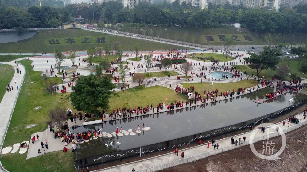 大鱼海棠广场是哑巴洞湿地公园的组成部分,哑巴洞湿地公园的a区和b区