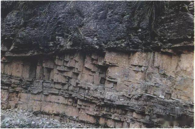理熔岩与沉积岩呈互层状的深水沉积枕状熔岩安山质层凝灰岩玄武质熔岩