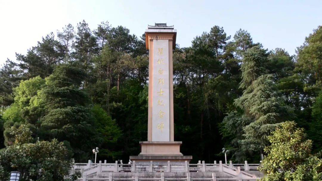 闽西山城长汀的西侧,一处叫罗汉岭的地方,瞿秋白烈士纪念碑高耸于青山