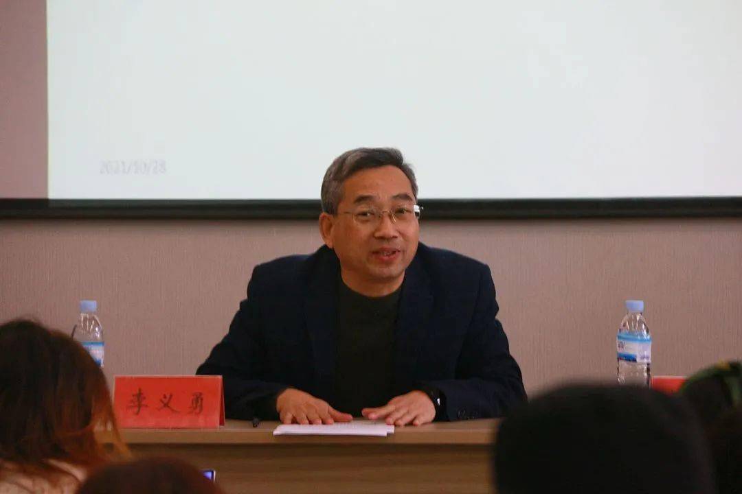 会议伊始,李义勇详细介绍柳玉英的教学科研成就和从教经历,并感谢柳玉