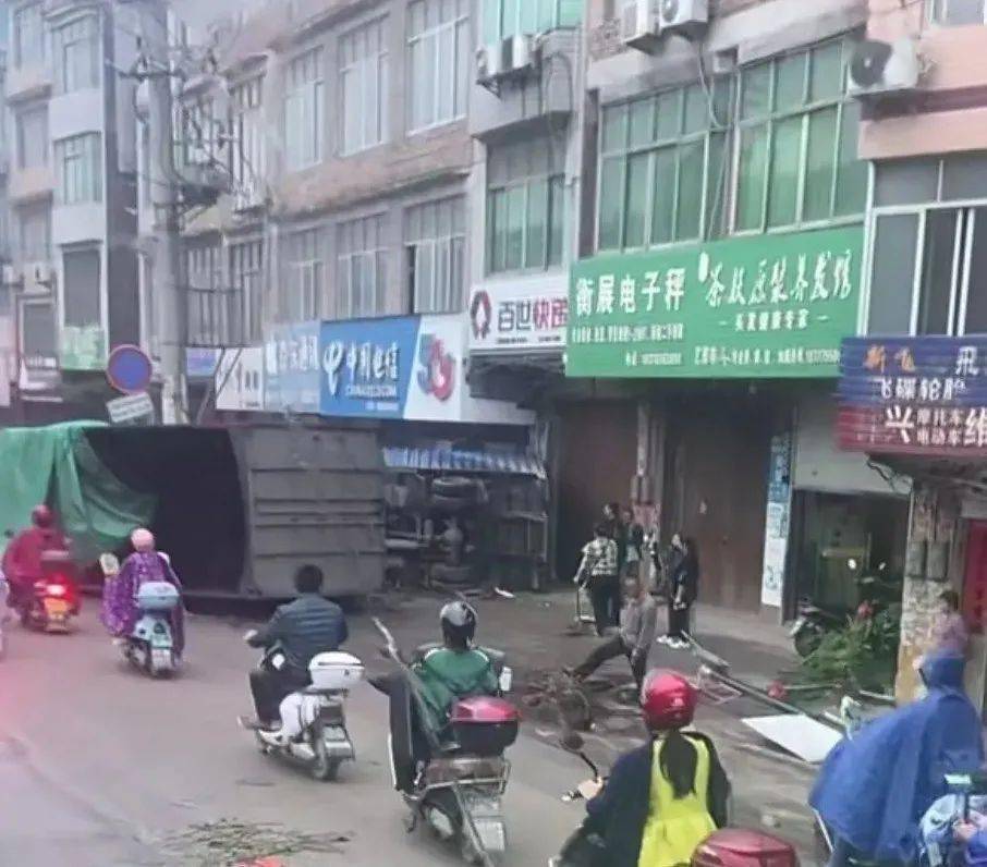 贵港某菜市场一对母女在乞讨贵港这家医院暂停成人新冠疫苗接种网友