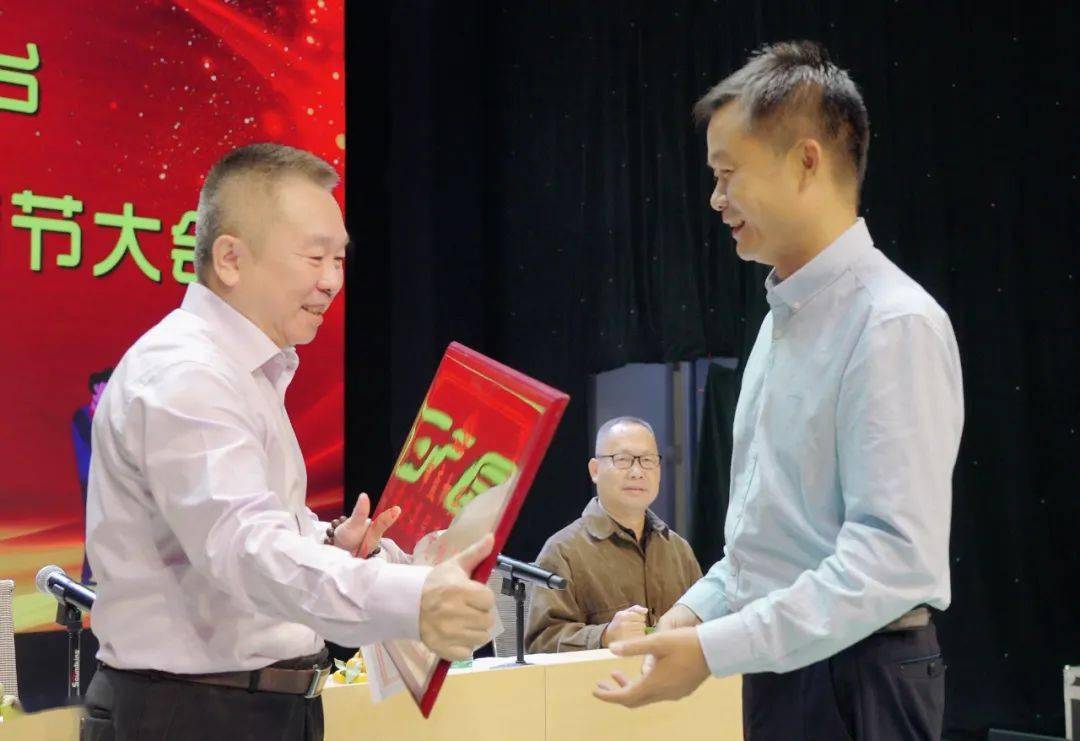 儋州广播电视台召开庆祝第22个中国记者节表彰大会
