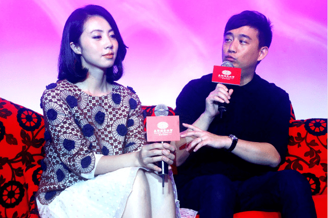 显得 黄磊老婆孙莉颜值真抗打,生图下脸上也没什么皱纹,看着还很年轻