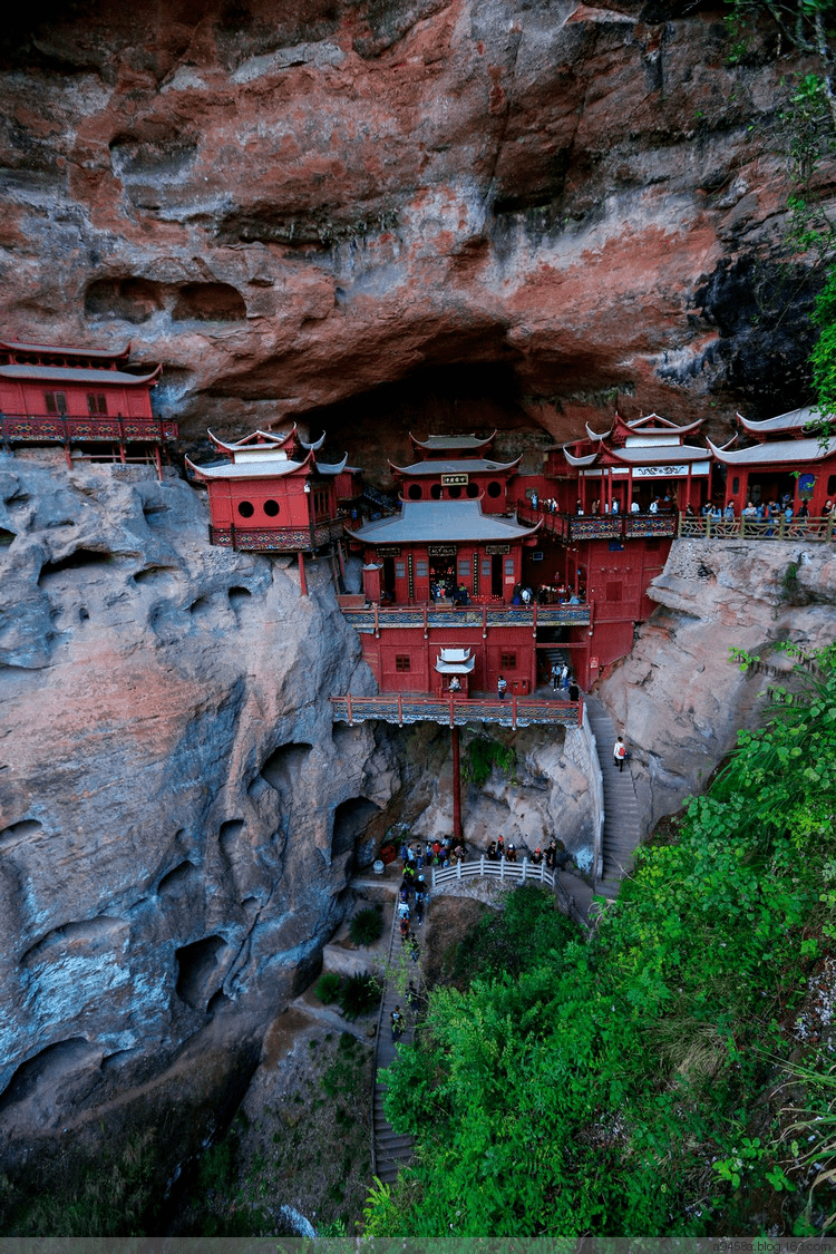 甘露寺,建于悬崖峭壁上的天然洞穴中,仅由一柱支撑的千年悬空古寺,是