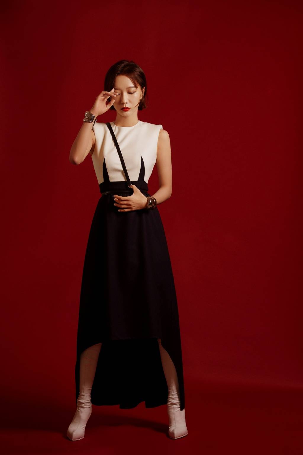 颜色 想把连衣裙穿出帅气的感觉，可以像王珞丹学习，大方好看又A又飒