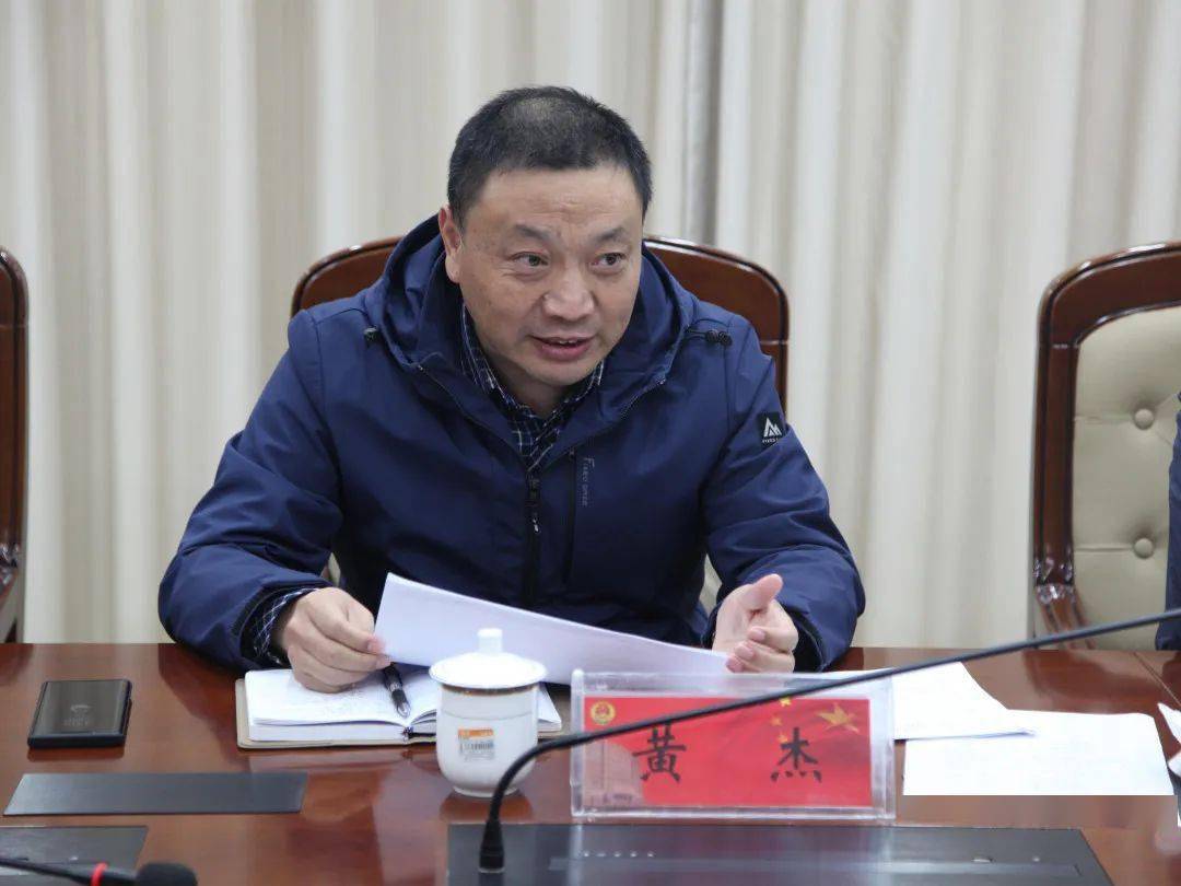 约谈会上,应急管理局副局长黄杰通报了各家企业在安全生产中存在的