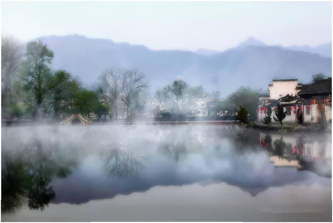 薄雾中的宏村(图片来源:安徽省文化和旅游厅)