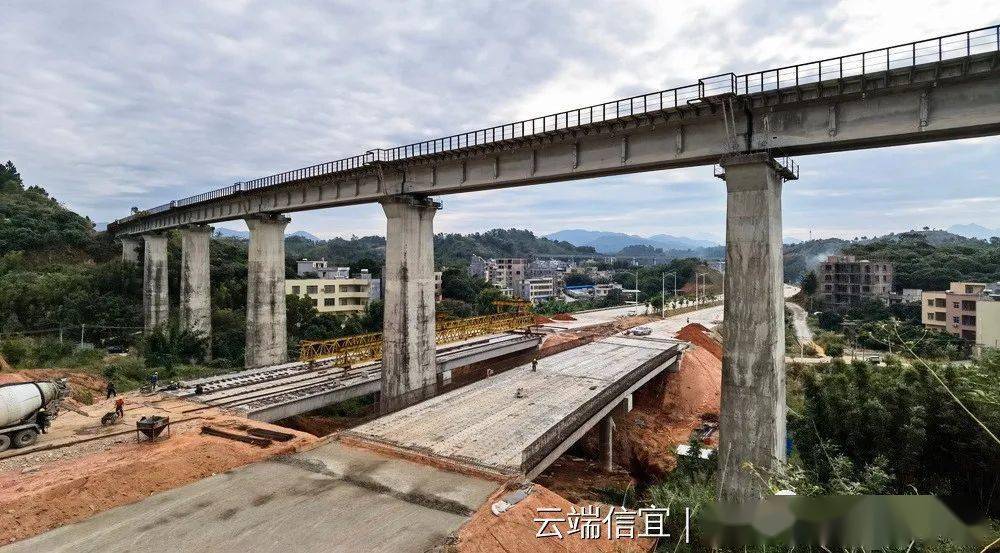 信宜环东大道旺同穿铁路底桥架梁工作完成离通车又近了一步