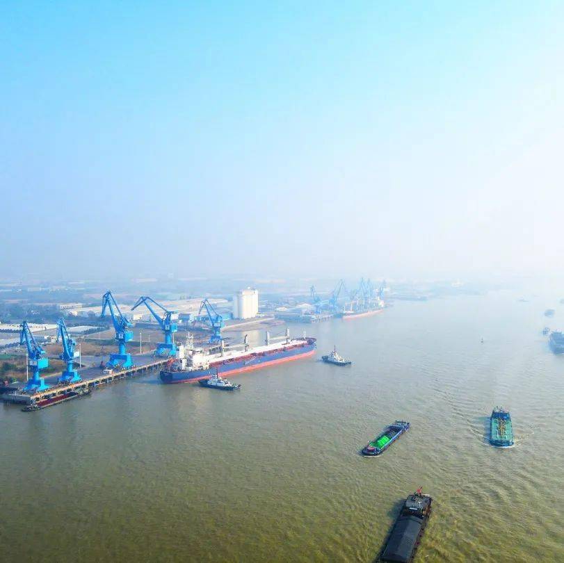 扬州港首艘风电叶片模具船安全出港