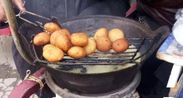 天冷了,来份民勤美食小吃糖油糕暖暖身吧!