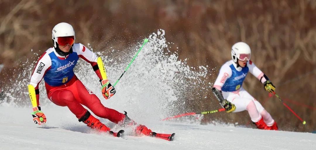 高山滑雪比赛中的骄人战绩展现了北京市青少年滑雪运动员在12至15年龄