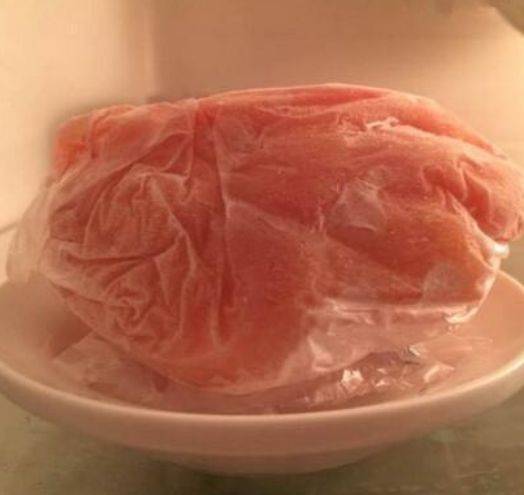 方法|冻肉别再用冷水泡，老屠夫教你2个技巧，快速解冻，和鲜肉一样嫩