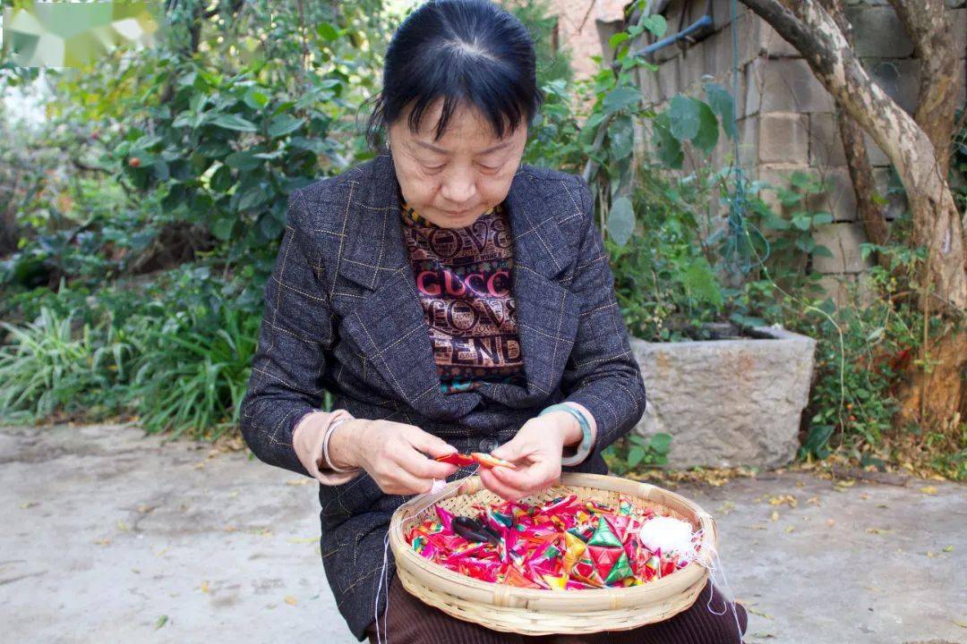 年轻时候的王桂英是村里菱角编织菱角手艺最好的,同时也是草编菱角