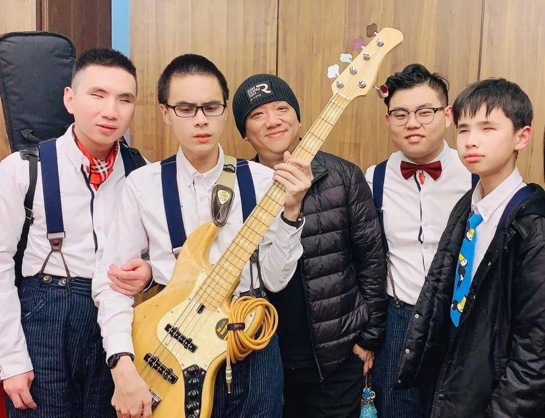 今天,请允许我们把头条留给这群"不靠谱"的人_陈哲宇_音乐_韩星辰