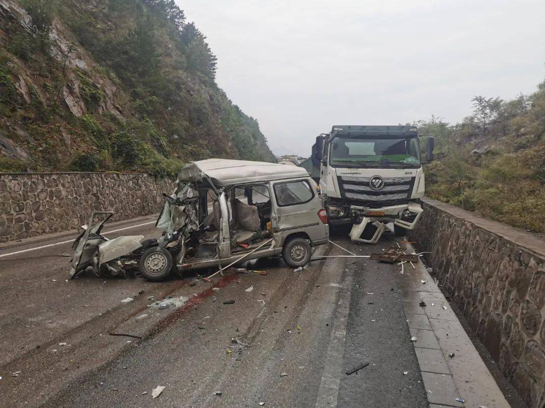 16"承德县境内发生一起大道路交通事故,4人死亡,1