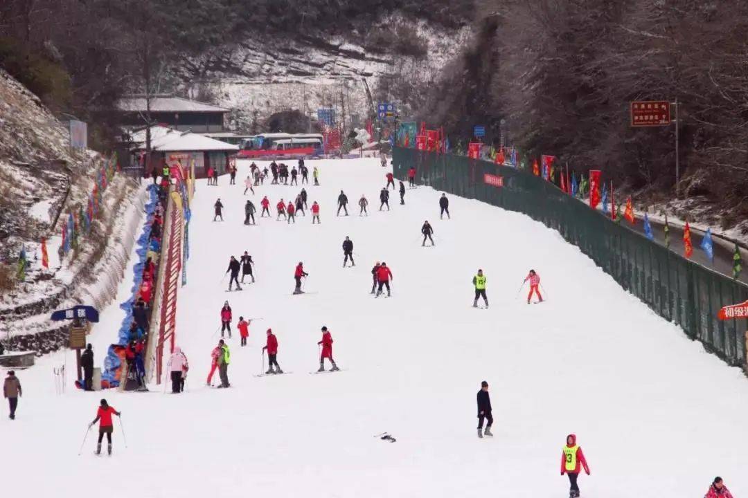 神农架国际滑雪场今日开板首滑!_游客_旅游_温度