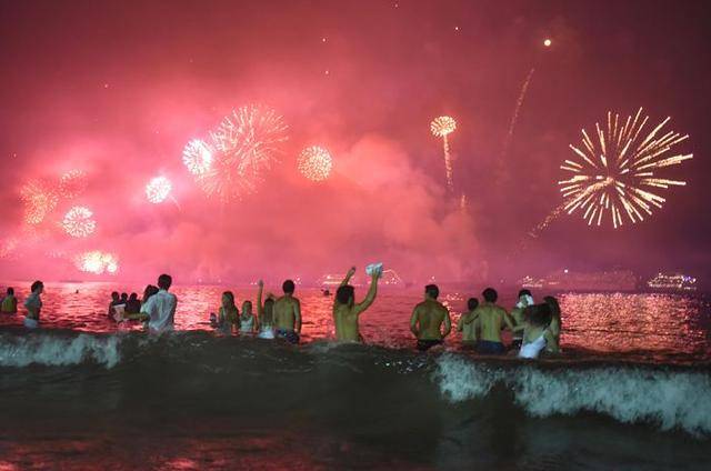 巴西燃放焰火迎新年 游客水中观看烟花表演_焰火_巴西