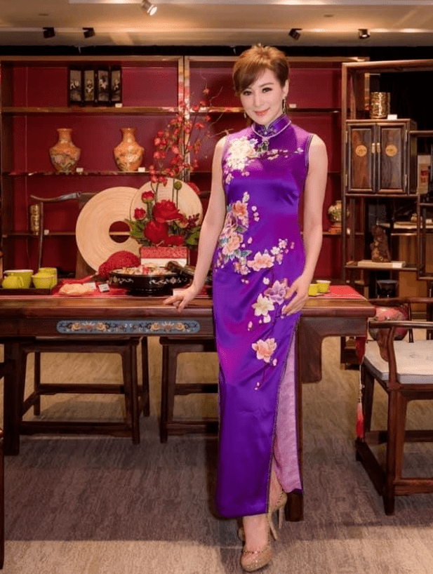 罗霖穿出了"旗袍的精髓",一袭紫色无袖旗袍古典温婉,曲线惊艳_part