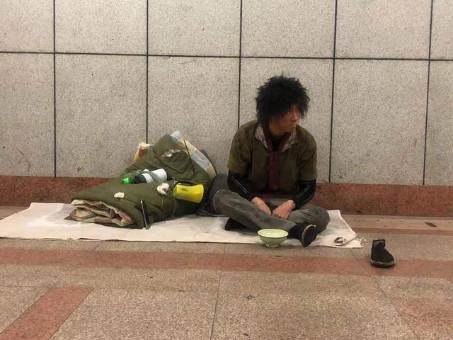 "五阿哥"乞丐造型曝光,蓬头垢面似犀利哥,网友直呼不敢认_张睿_爆破